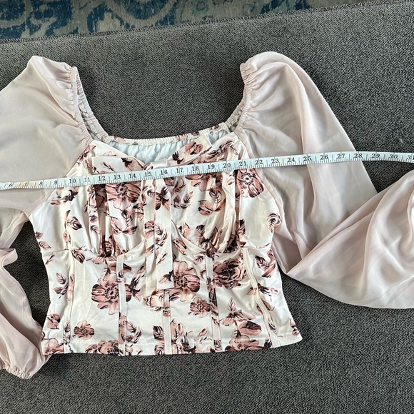 White blouse with square neck puff sleeves and fitted bustier style - Picture 2 of 3